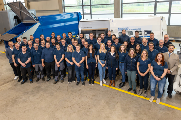 Mitarbeiterinnen und Mitarbeiter von PÖTTINGER Entsorgungstechnik beim gemeinsamen Teamfoto