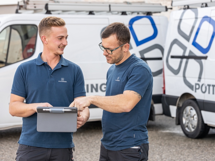 Servicetechniker arbeitet am Servicefahrzeug mit Tablet