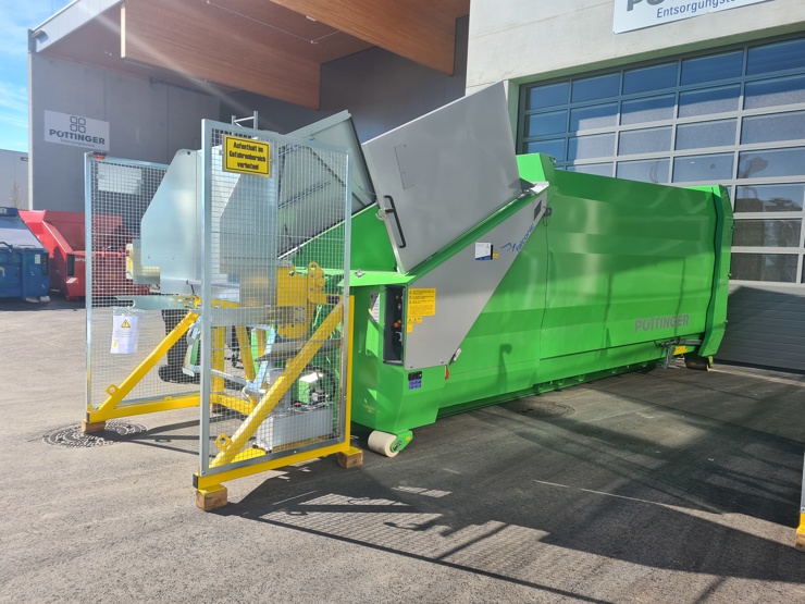 MP 1.4 Container mit Hubvorrichtung in gekippter Position