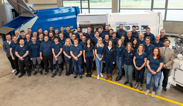 Mitarbeiterinnen und Mitarbeiter von PÖTTINGER Entsorgungstechnik beim gemeinsamen Teamfoto
